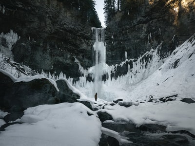 白雪覆盖着河岸